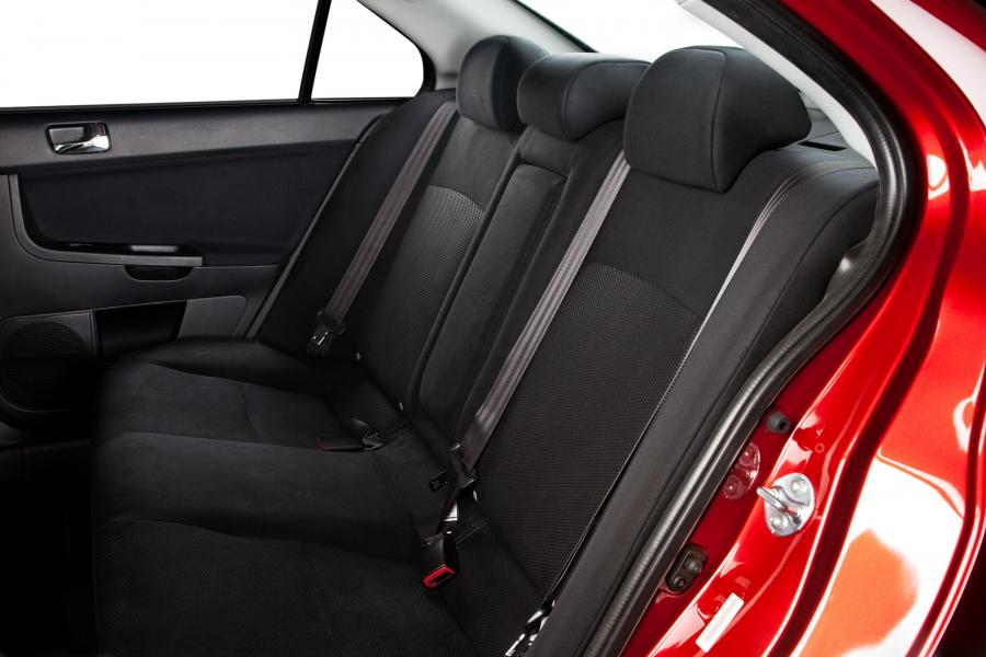  Mitsubishi Lancer Evolution X GSR 2012 года  (фото 12 из 18)